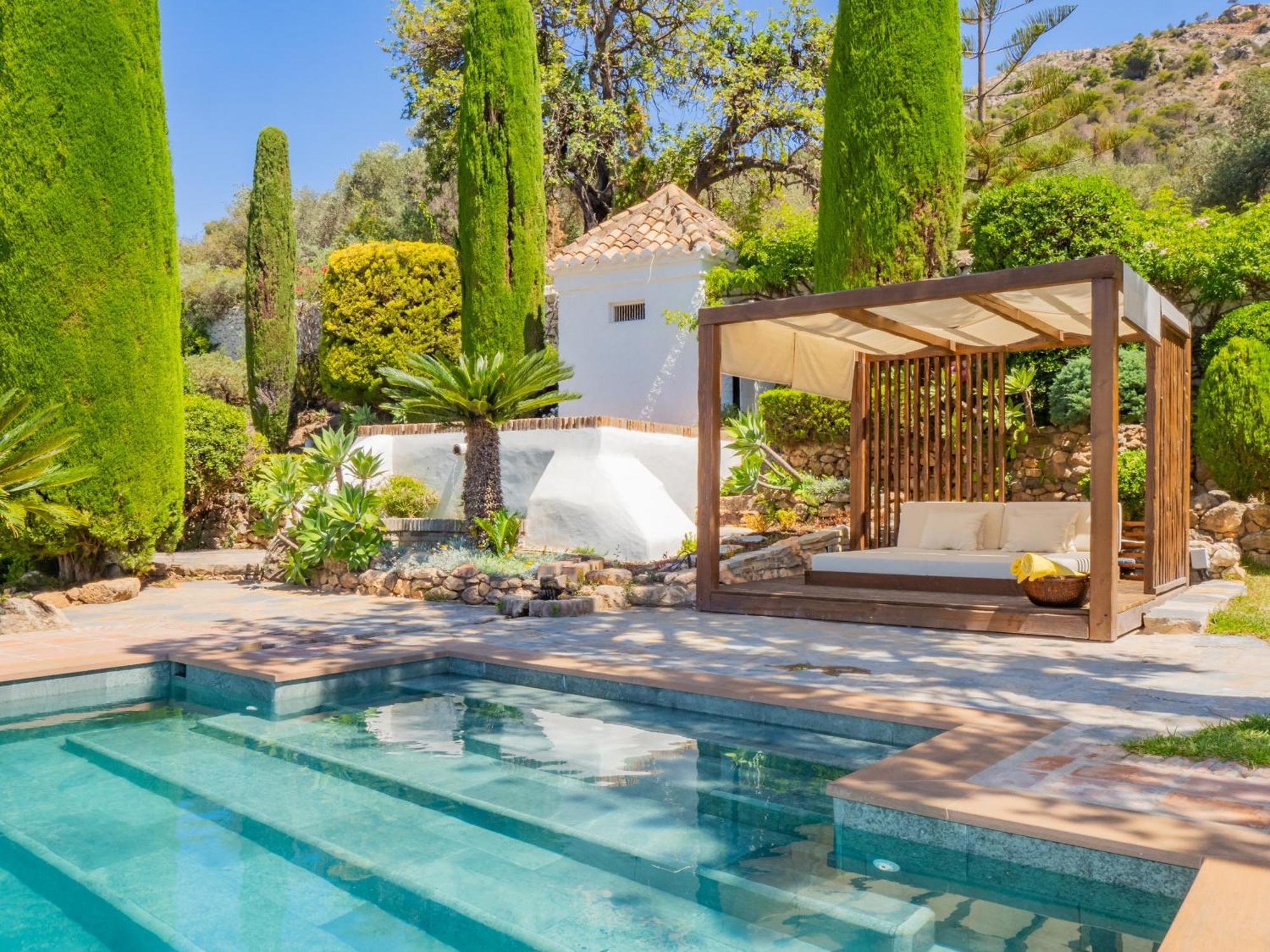 Cubo's Mountain Bayview Luxury Villa